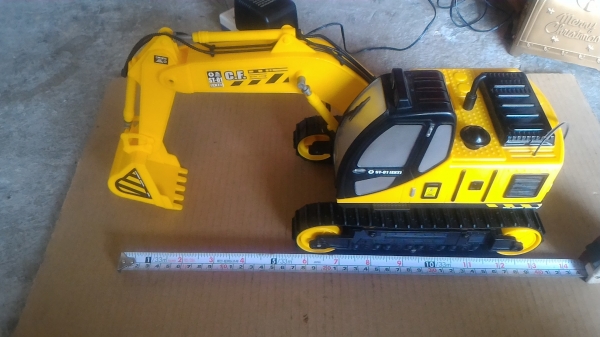 รถขุด - ตัก บังคับวิทยุ ใช้งานได้เหมือนของจริงทุกอย่างผ่านการบังคับด้วยวิทยุตัก ขุด หมุนฐานได้รอบตัว เดินหน้าถอยหลัง ใช้สายพานยางเหมือนจริงหมด