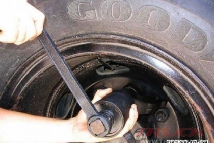 ขาย ชุดบล็อคขันล้อสำหรับรถบรรทุก 6-10 ล้อ ไม่ต้องต่อแป๊ปโหนหลายคน 091-282-2084