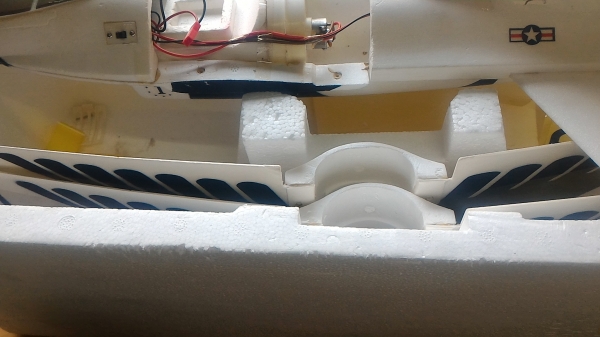 เครื่องบินบังคับวิทยุแบบใบพัดขับเคลือนซ่อนอยู่ในลำตัวเครื่อง ยาวจากหัวถึงท้าย 18 นิ้ว มีอุปกรณ์ครบชุด มีปีกให้สองชุด