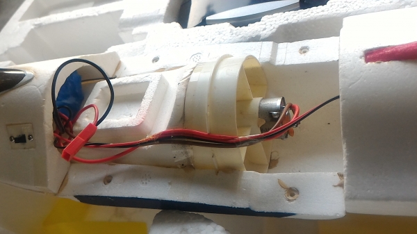 เครื่องบินบังคับวิทยุแบบใบพัดขับเคลือนซ่อนอยู่ในลำตัวเครื่อง ยาวจากหัวถึงท้าย 18 นิ้ว มีอุปกรณ์ครบชุด มีปีกให้สองชุด