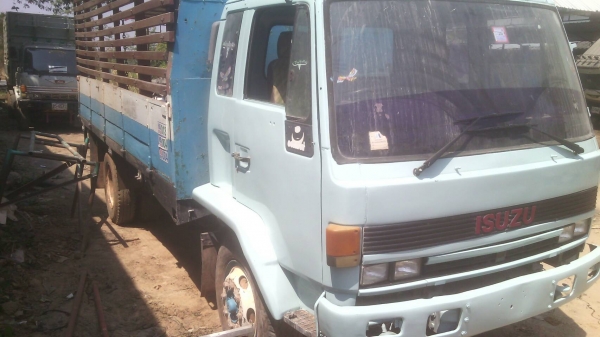 ISUZU  FTR 165แรง คัสชืท้ายเต็มยาว5.5ม. สภาพดืราคา420,000บ. สนใจติดต่อ 0835601591 หรือ 0903494058