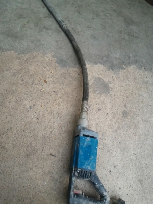 เครื่องจี้คอนกรีตแบบมือถือพกพาเป็นวิธีการเขย่า ไล่อากาศอัดแน่นคอนกรีต