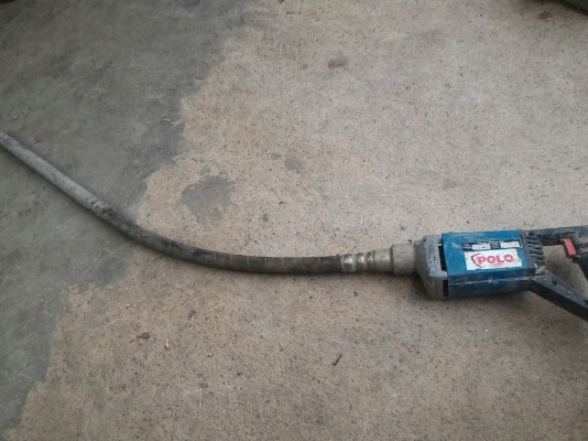 เครื่องจี้คอนกรีตแบบมือถือพกพาเป็นวิธีการเขย่า ไล่อากาศอัดแน่นคอนกรีต