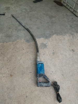 เครื่องจี้คอนกรีตแบบมือถือพกพาเป็นวิธีการเขย่า ไล่อากาศอัดแน่นคอนกรีต