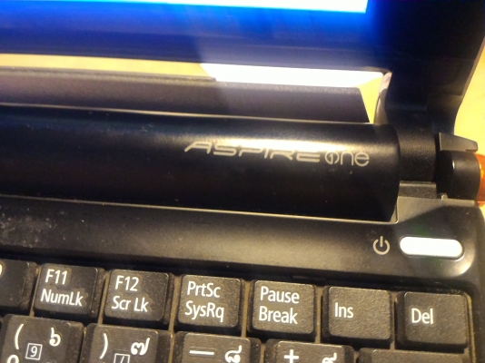 เนตบุ๊คคอมพิวเตอร์พกพา Acer Aspire One หน้าจอ 10.1 นิ้ว  CPU ของ Intel  Atom  แรม 1 GB. พร้อมใช้งานต่อเนตไวไฟ อื่นครบลงโปรแกรม วินโดว์ xp sp3