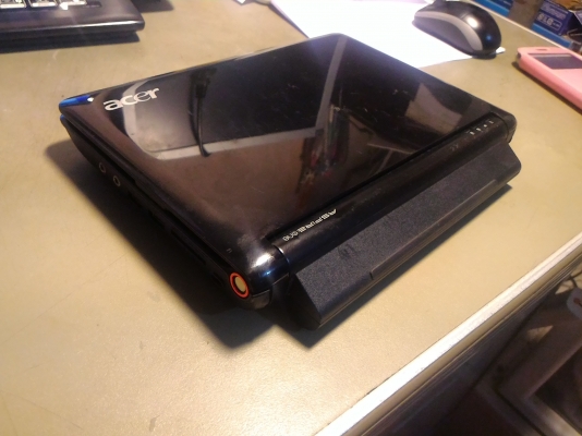 เนตบุ๊คคอมพิวเตอร์พกพา Acer Aspire One หน้าจอ 10.1 นิ้ว  CPU ของ Intel  Atom  แรม 1 GB. พร้อมใช้งานต่อเนตไวไฟ อื่นครบลงโปรแกรม วินโดว์ xp sp3