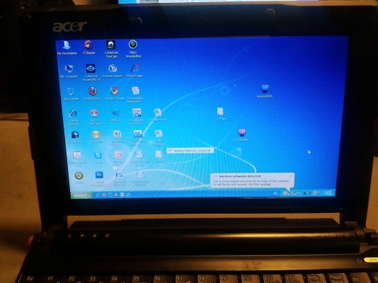 เนตบุ๊คคอมพิวเตอร์พกพา Acer Aspire One หน้าจอ 10.1 นิ้ว  CPU ของ Intel  Atom  แรม 1 GB. พร้อมใช้งานต่อเนตไวไฟ อื่นครบลงโปรแกรม วินโดว์ xp sp3