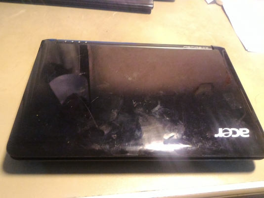 เนตบุ๊คคอมพิวเตอร์พกพา Acer Aspire One หน้าจอ 10.1 นิ้ว  CPU ของ Intel  Atom  แรม 1 GB. พร้อมใช้งานต่อเนตไวไฟ อื่นครบลงโปรแกรม วินโดว์ xp sp3