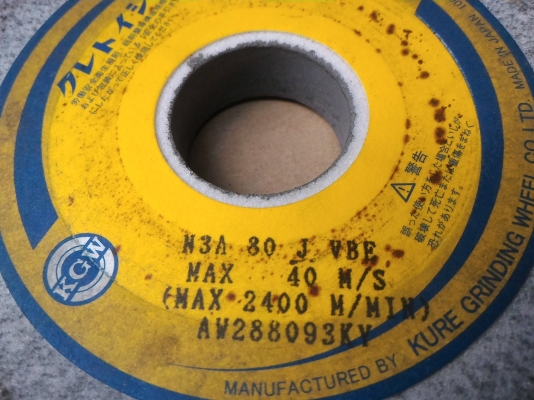 หินเจียร์ขาวยี่ห้อ KGW แบบละเอียดขนาดโตประมาณ 6 นิ้ว ของญี่ปุ่น (มีเยอะ) เป็นหินเจียร์คุณภาพสูงจากโรงงาน นำไปใช้งานได้อีกนาน เจียร์แต่ชิ้นงานได้ละเอียด