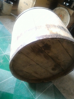 ถังไม้สักเก่าเก็บสภาพดี ใช้ตวงวัดปริมาตร ขนาด 20 ลิตร อายุชิ้นงานประมาณ 50 ปีขึ้น