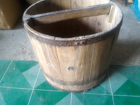 ถังไม้สักเก่าเก็บสภาพดี ใช้ตวงวัดปริมาตร ขนาด 20 ลิตร อายุชิ้นงานประมาณ 50 ปีขึ้น