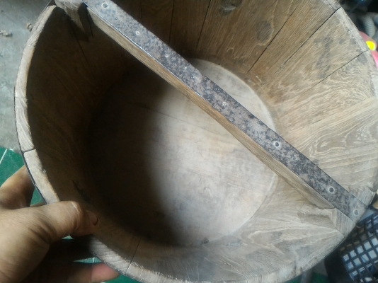 ถังไม้สักเก่าเก็บสภาพดี ใช้ตวงวัดปริมาตร ขนาด 20 ลิตร อายุชิ้นงานประมาณ 50 ปีขึ้น