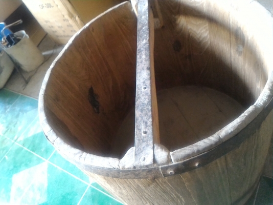 ถังไม้สักเก่าเก็บสภาพดี ใช้ตวงวัดปริมาตร ขนาด 20 ลิตร อายุชิ้นงานประมาณ 50 ปีขึ้น