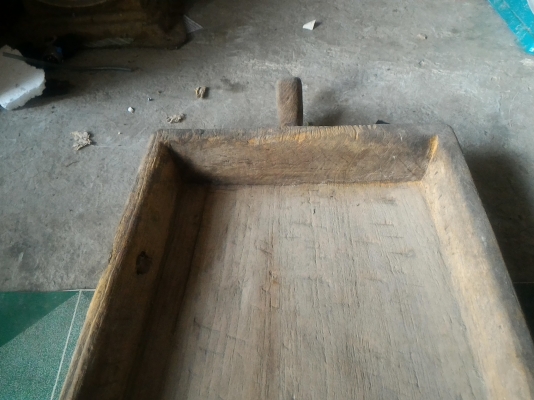 ถาดไม้สักตักคนข้าวของเก่าเก็บ ทำจากไม้สักชิ้นเดียวขึ้นรูป เป็นของที่เคยใช้ทำงานมาก่อนที่จะเก็บ