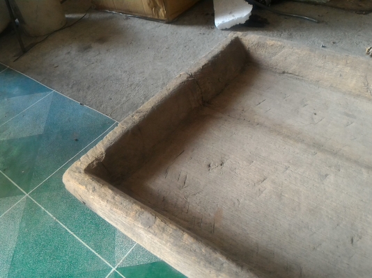 ถาดไม้สักตักคนข้าวของเก่าเก็บ ทำจากไม้สักชิ้นเดียวขึ้นรูป เป็นของที่เคยใช้ทำงานมาก่อนที่จะเก็บ