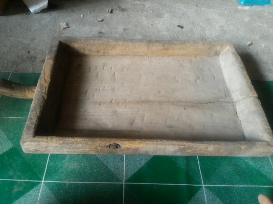 ถาดไม้สักตักคนข้าวของเก่าเก็บ ทำจากไม้สักชิ้นเดียวขึ้นรูป เป็นของที่เคยใช้ทำงานมาก่อนที่จะเก็บ