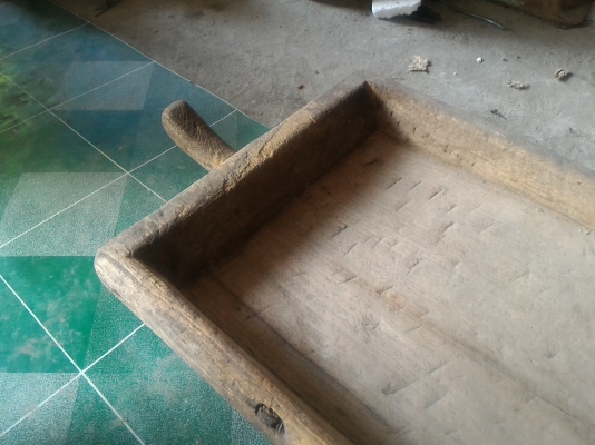 ถาดไม้สักตักคนข้าวของเก่าเก็บ ทำจากไม้สักชิ้นเดียวขึ้นรูป เป็นของที่เคยใช้ทำงานมาก่อนที่จะเก็บ