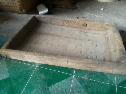 ถาดไม้สักตักคนข้าวของเก่าเก็บ ทำจากไม้สักชิ้นเดียวขึ้นรูป เป็นของที่เคยใช้ทำงานมาก่อนที่จะเก็บ