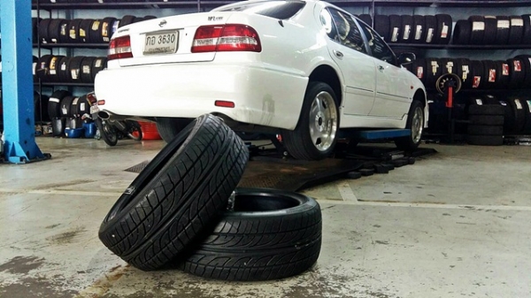 ยาง DUNLOP LM703 245/40R18 ปี14 ลดราคาพิเศษ