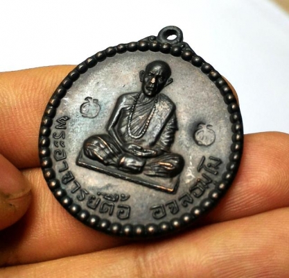 หลวงปู่ตื้อ อจลธัมโม ปี 2516 เหรียญแท้ตอกโค๊ตลึกๆ ซ้ายขวา 2จุด เนื้อสวยเก่าเดิมๆ คราบเก่า