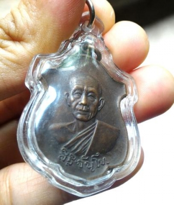 หลวงพ่อสิริจันโท (จันทร์) เหรียญนิรันตราย เป็นพระแท้ ดูง่าย เลี่ยมกรอบกันมือ กันสึก กันน้ำ เนื้อสวยมาก น้ำหนักดี ลวดลายเนื้อละเอียดมากๆ หายากแล้วครับ