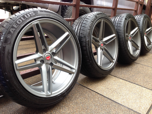 ล้อVossen ขอบ17 สภาพสวย ไม่มีซ่อม พร้อมยาง 205 45 17 ปลายปี15 ดอกเต็ม ใช้กันยาว ราคาไม่แพง
