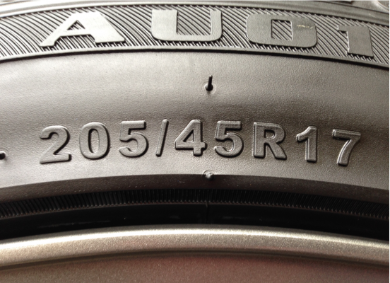 ล้อVossen ขอบ17 สภาพสวย ไม่มีซ่อม พร้อมยาง 205 45 17 ปลายปี15 ดอกเต็ม ใช้กันยาว ราคาไม่แพง