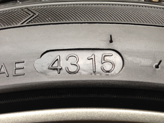 ล้อVossen ขอบ17 สภาพสวย ไม่มีซ่อม พร้อมยาง 205 45 17 ปลายปี15 ดอกเต็ม ใช้กันยาว ราคาไม่แพง