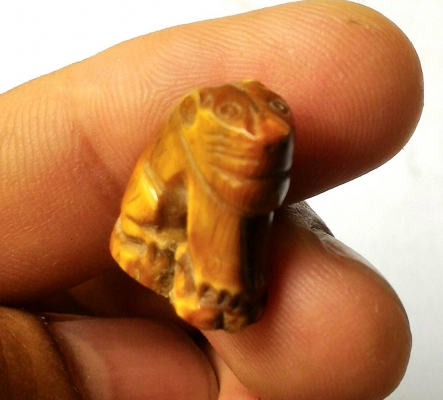 เขี้ยวเสือ ของเก่าของโบราณแท้ๆ ตกทอดกันมา เนื้อฉ่ำๆ จานยันต์เก่า มีคราบเก่า แตกลายสวยธรรมชาติ เด่นด้านมหาอำนาจบารมี พกติดตัวเถิดจะเกิดผลดี