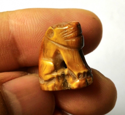 เขี้ยวเสือ ของเก่าของโบราณแท้ๆ ตกทอดกันมา เนื้อฉ่ำๆ จานยันต์เก่า มีคราบเก่า แตกลายสวยธรรมชาติ เด่นด้านมหาอำนาจบารมี พกติดตัวเถิดจะเกิดผลดี