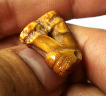 เขี้ยวเสือ ของเก่าของโบราณแท้ๆ ตกทอดกันมา เนื้อฉ่ำๆ จานยันต์เก่า มีคราบเก่า แตกลายสวยธรรมชาติ เด่นด้านมหาอำนาจบารมี พกติดตัวเถิดจะเกิดผลดี