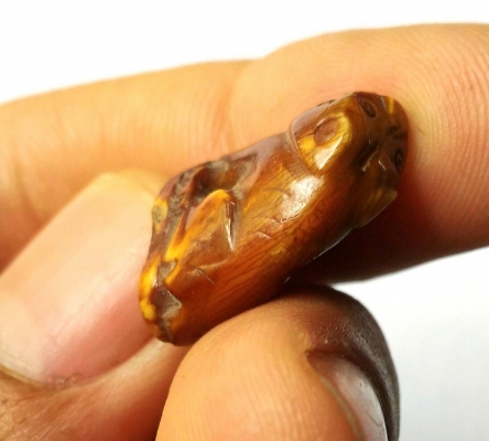 เขี้ยวเสือ ของเก่าของโบราณแท้ๆ ตกทอดกันมา เนื้อฉ่ำๆ จานยันต์เก่า มีคราบเก่า แตกลายสวยธรรมชาติ เด่นด้านมหาอำนาจบารมี พกติดตัวเถิดจะเกิดผลดี