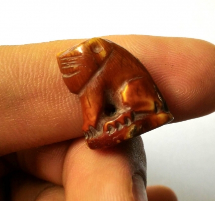 เขี้ยวเสือ ของเก่าของโบราณแท้ๆ ตกทอดกันมา เนื้อฉ่ำๆ จานยันต์เก่า มีคราบเก่า แตกลายสวยธรรมชาติ เด่นด้านมหาอำนาจบารมี พกติดตัวเถิดจะเกิดผลดี