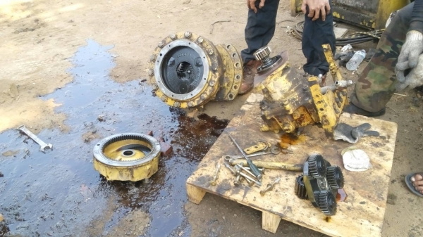 ขายมอเตอร์สวิงรถแมคโครุ่น 200. ทั้งโคมัสสุ โกเบ ฮิตาชิ แคท ขายทั้งลูกหรือแยกท่อนบนท่อนล่าง