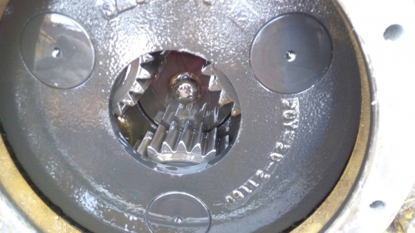 ขายมอเตอร์สวิงรถแมคโครุ่น 200. ทั้งโคมัสสุ โกเบ ฮิตาชิ แคท ขายทั้งลูกหรือแยกท่อนบนท่อนล่าง