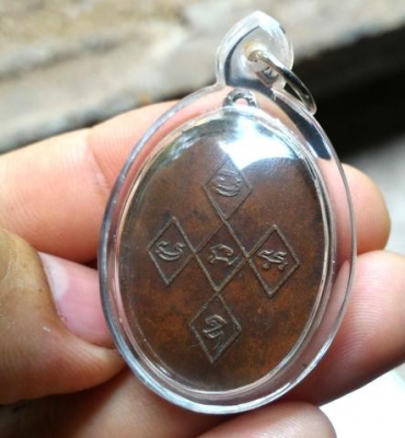 หลวงพ่อสิริจันโท (จันทร์) เหรียญรูปไข่ เต็มองค์ พระแท้เลี่ยมกรอบกันสึกกันน้ำ เนื้อสวยมาก น้ำหนักดี ลวดลายเนื้อละเอียดมากๆ หายากแล้วครับ