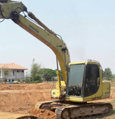 KOMATSU PC 120-6 รถบอดี้สวยเดิมสภาพดีพร้อมใช้งานได้เลยครับ เครื่องเดิมๆปั๊มเดิมทำงานไม่มีโหลด ภายในสะอาด แอร์เย็น ภายนอกบูมอาร์มสวยไม่มีปะ ช่วงล่างเต็มดีมากครับ เอวแน่น โซ่ใบแทรกสภาพดีประมาณ 60\% พร้อมใช้งานได้เลย เอกสารสัญญาซื้อขาย ราคาต่อรองได้ครับ
