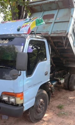 หกล้อ อีซูชุ NPR120ดั้มสามมิตค็อกสูง สภาพดีเดิมๆพร้อมใช้งาน ทะเบียนพร้อมโอน