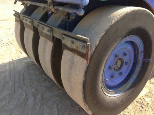 รถบด สั่นสะเทือน 4ตัน หน้าเหล็กหลังยาง Komatsu. เก่าญี่ปุ่น โทร.090-986-2521 อ๊อบ