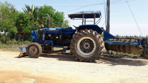 ขายรถไถFORD -6610 เสื็อลาย ไอดีใหญ่รถสภาพ 80-90 \%พร้อมใช้งาน  (ราคา 345,000บาท) มีภาพวีดีโอ  รถสภาพ 80-90 \%พร้อมใช้งาน อุปกรณ์ครบพร้อม มีใบมีดดันหน้า ผาน7สภาพดีมากพร้อมใช้งาน เครื่องแรงดี ระบบไฮดรอลิกส์ดี คูณ ชัยยา โทร 081-9972972 089-8451778