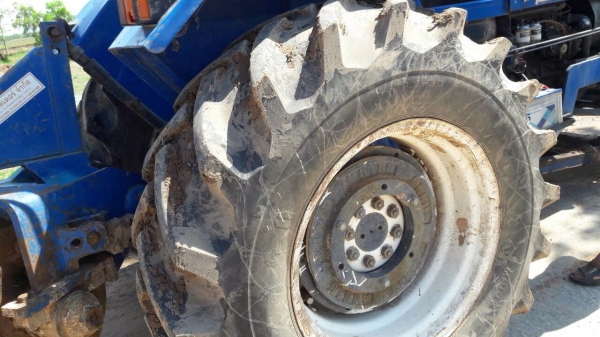 ขายรถไถFORD -6610 เสื็อลาย ไอดีใหญ่รถสภาพ 80-90 \%พร้อมใช้งาน  (ราคา 345,000บาท) มีภาพวีดีโอ  รถสภาพ 80-90 \%พร้อมใช้งาน อุปกรณ์ครบพร้อม มีใบมีดดันหน้า ผาน7สภาพดีมากพร้อมใช้งาน เครื่องแรงดี ระบบไฮดรอลิกส์ดี คูณ ชัยยา โทร 081-9972972 089-8451778