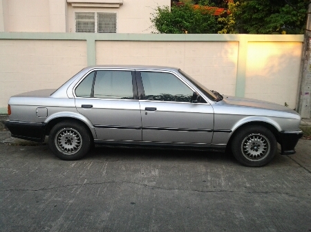 ขายรถยนต์ BMW รุ่นE30 เครื่อง1600cc.คาบิว เกียร์ธรรมดา แอร์ ล้อแม็กเดิมๆ ภายในสวย เครื่องดี ช่วงล่างดี พร้อมใช้งาน ขายถูกๆครับ