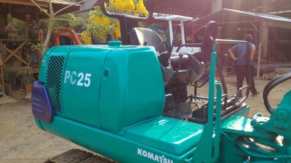 ขายรถขุดแบคโฮ KOMATSU Pc25-รุ่น7E ขนาด25 รถเก่านอกแท้100\% (คอลโทลน้ำมัน เครื่องแน่น ปั๊มแรง ระบบไว ช่วงล่างสวย แทรคเหล็ก) รถพร้อมใช้งาน เอกสารใบอินวอยครบ ราคา 350,000 (ต่อรองได้ครับ) เบอร์ติดต่อ 096-3268553 (ช่างเบนซ์)ID LINE 0963268553