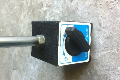 แท่นแม่เหล็กพร้อมไดอัลเกจ 0.01 มม. แท่นแม่เหล็กมีสองแกนปรับหมุนมุมต่างๆได้ แรงดูดยึดเกาะสูง สภาพสวยแทบไม่ได้ใช้งาน เหมาะกับการตรวจเช็ดปรับตั้งเครื่องต่างๆ