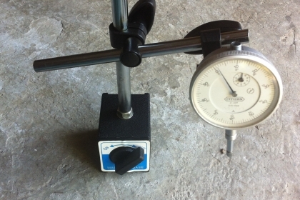 แท่นแม่เหล็กพร้อมไดอัลเกจ 0.01 มม. แท่นแม่เหล็กมีสองแกนปรับหมุนมุมต่างๆได้ แรงดูดยึดเกาะสูง สภาพสวยแทบไม่ได้ใช้งาน เหมาะกับการตรวจเช็ดปรับตั้งเครื่องต่างๆ