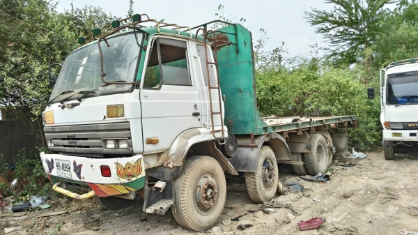 นิสสันพื้นเรียบ2คานหน้าพร้อมรถพ่วงพื้นเรียบ2เพลา