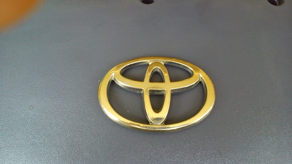 โลโก้ TOYOTA สีทอง