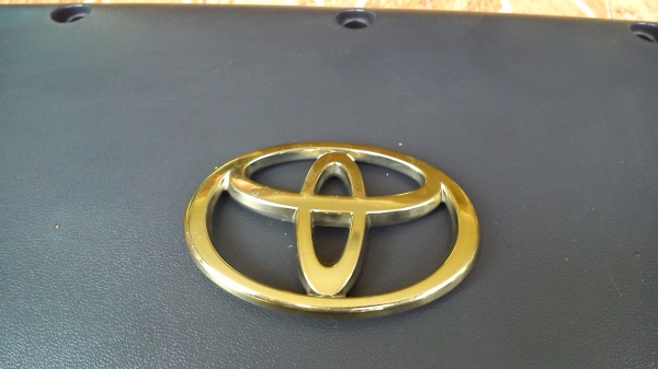 โลโก้ TOYOTA สีทอง