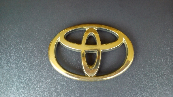 โลโก้ TOYOTA สีทอง