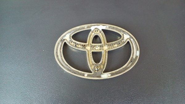 โลโก้ TOYOTA สีทอง